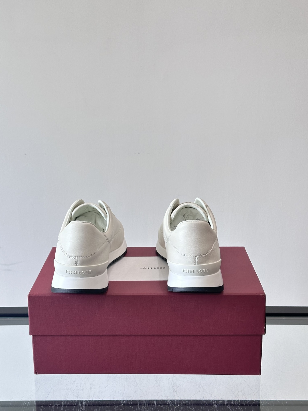 John Lobb 男士休闲运动🏋️鞋，选用细腻牛皮革，低调配色+胶鞋底，简约又高级。鞋面缝线精致，细节