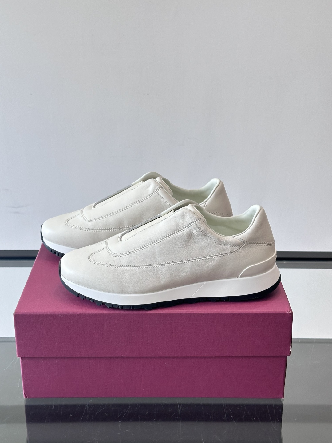 John Lobb 男士休闲运动🏋️鞋，选用细腻牛皮革，低调配色+胶鞋底，简约又高级。鞋面缝线精致，细节