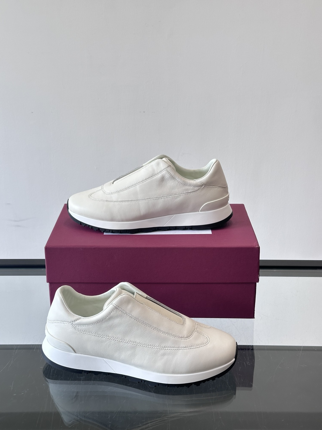 John Lobb 男士休闲运动🏋️鞋，选用细腻牛皮革，低调配色+胶鞋底，简约又高级。鞋面缝线精致，细节