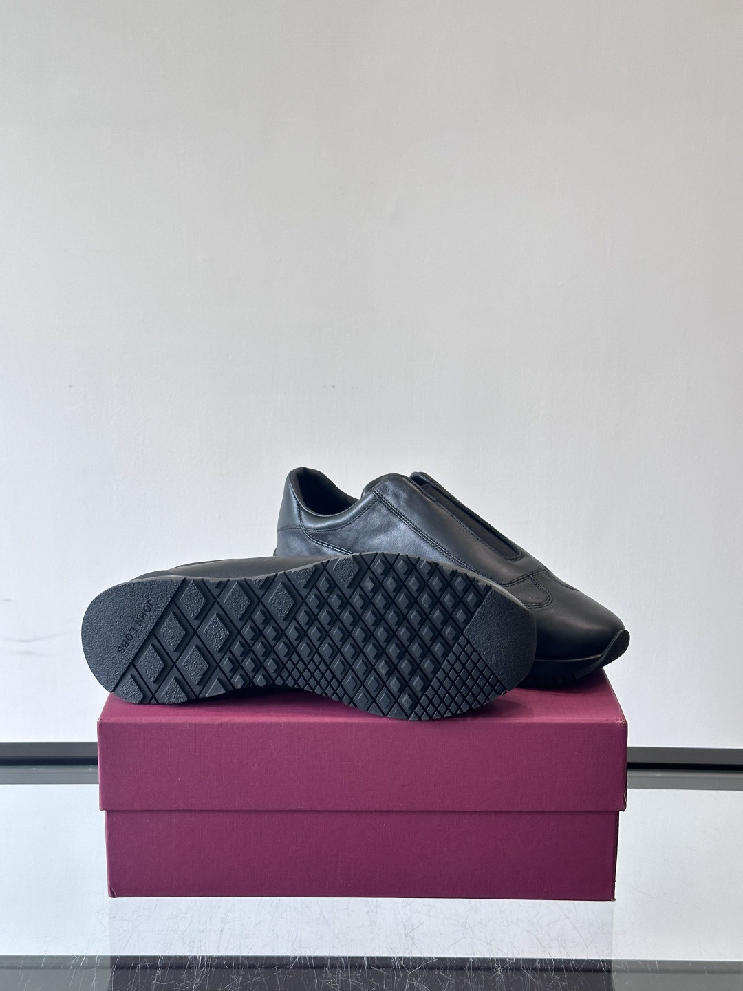 John Lobb 男士休闲运动🏋️鞋，选用细腻牛皮革，低调配色+胶鞋底，简约又高级。鞋面缝线精致，细节