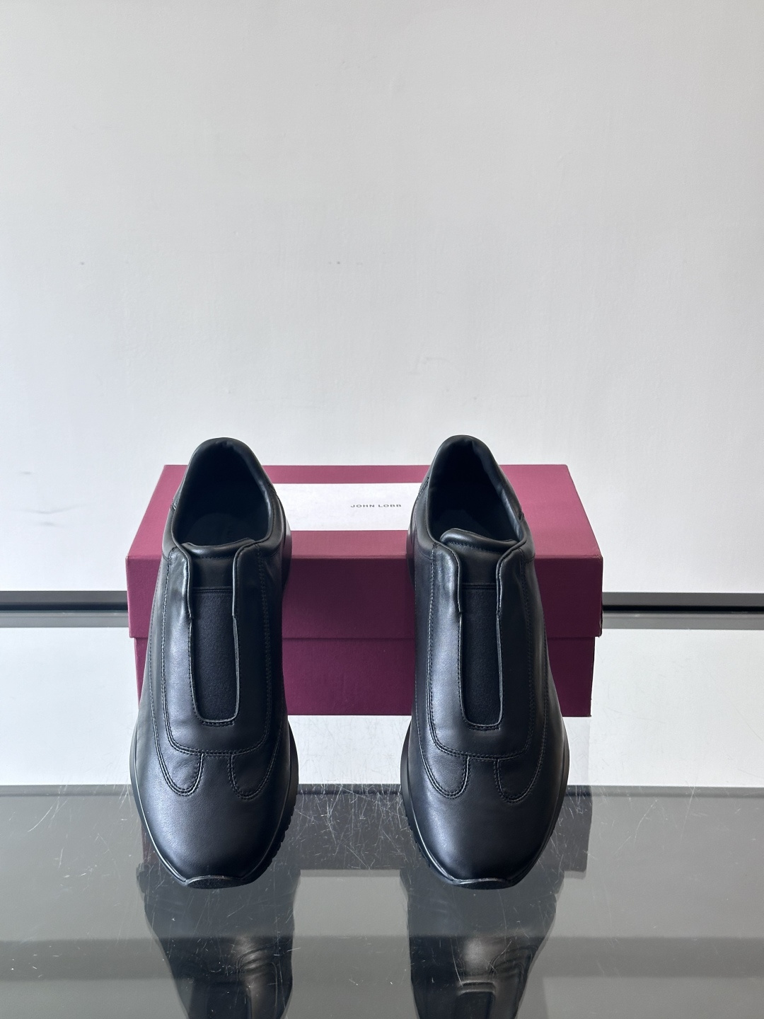 John Lobb 男士休闲运动🏋️鞋，选用细腻牛皮革，低调配色+胶鞋底，简约又高级。鞋面缝线精致，细节