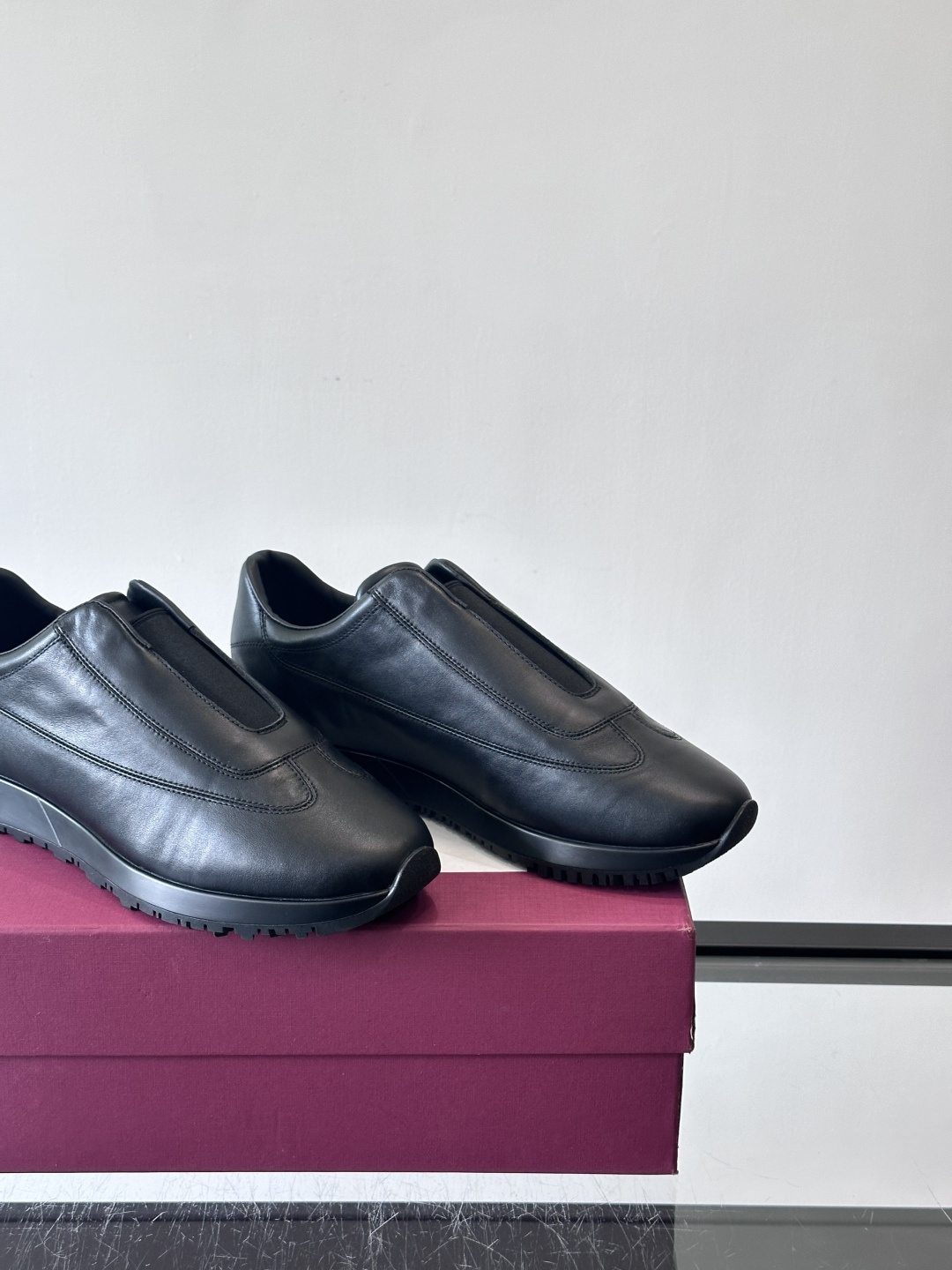 John Lobb 男士休闲运动🏋️鞋，选用细腻牛皮革，低调配色+胶鞋底，简约又高级。鞋面缝线精致，细节