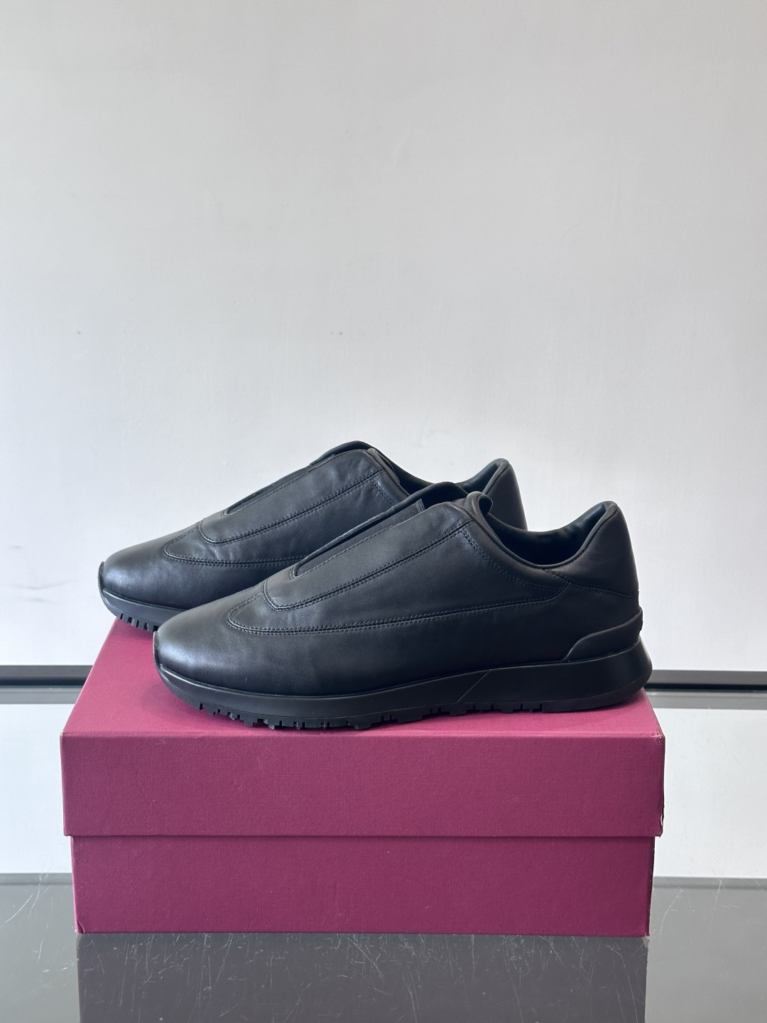 John Lobb 男士休闲运动🏋️鞋，选用细腻牛皮革，低调配色+胶鞋底，简约又高级。鞋面缝线精致，细节