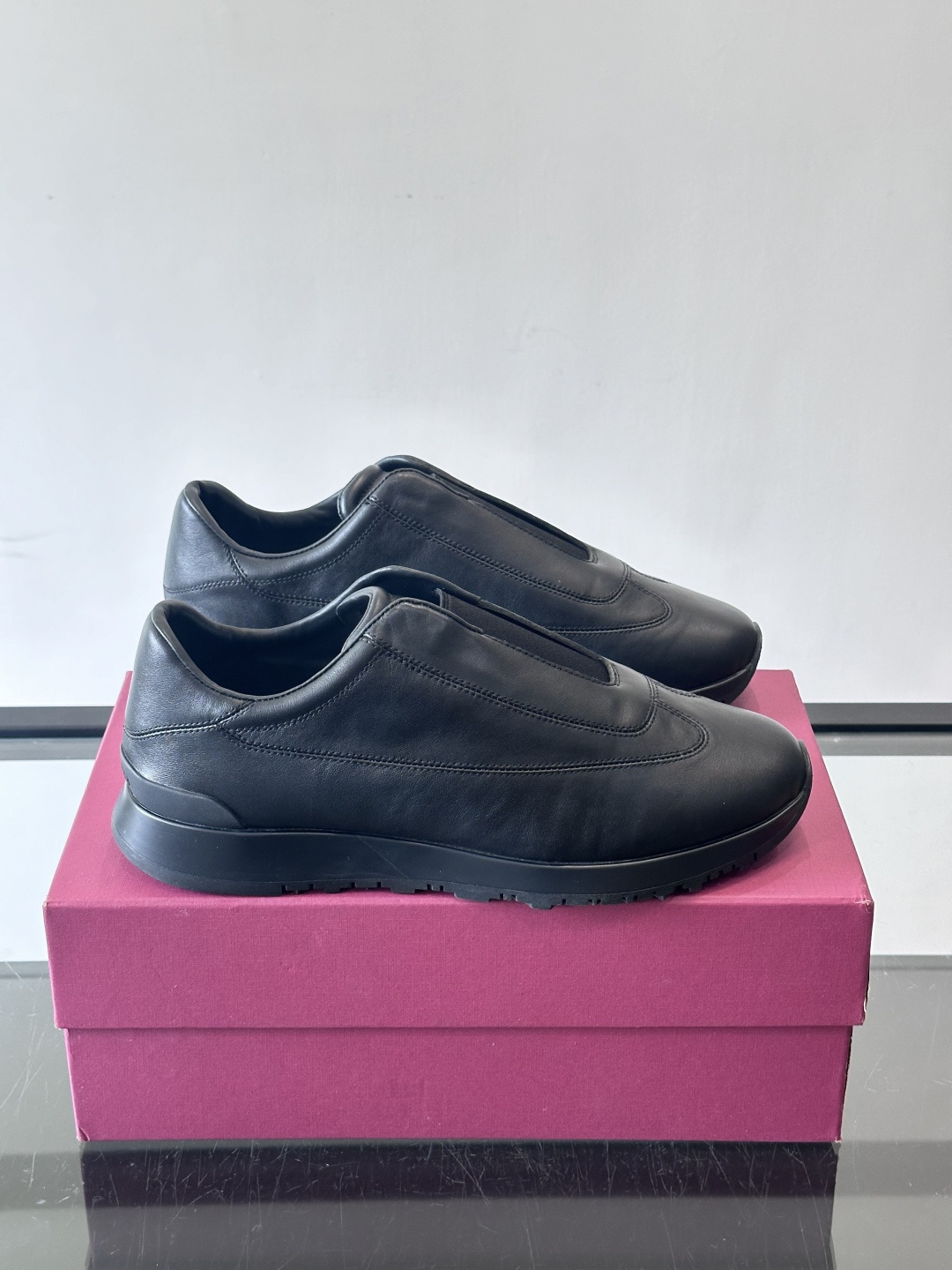 John Lobb 男士休闲运动🏋️鞋，选用细腻牛皮革，低调配色+胶鞋底，简约又高级。鞋面缝线精致，细节