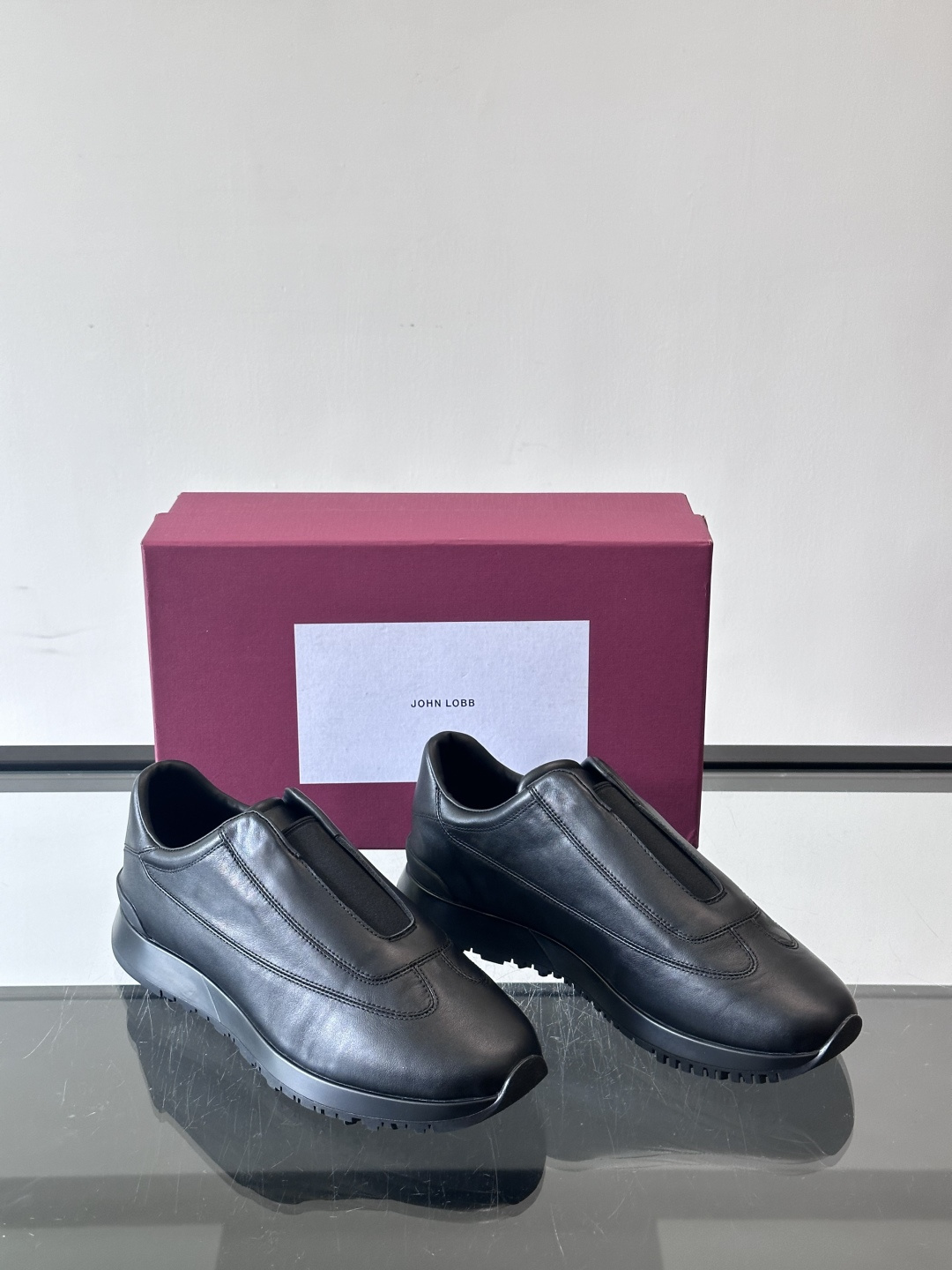 John Lobb 男士休闲运动🏋️鞋，选用细腻牛皮革，低调配色+胶鞋底，简约又高级。鞋面缝线精致，细节