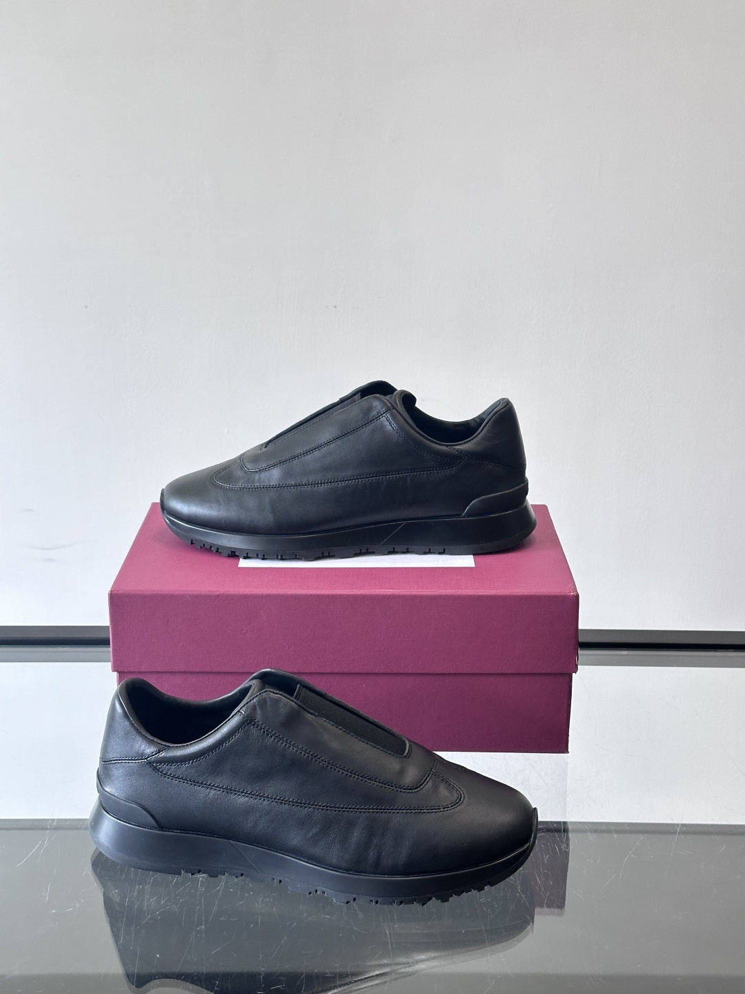 John Lobb 男士休闲运动🏋️鞋，选用细腻牛皮革，低调配色+胶鞋底，简约又高级。鞋面缝线精致，细节