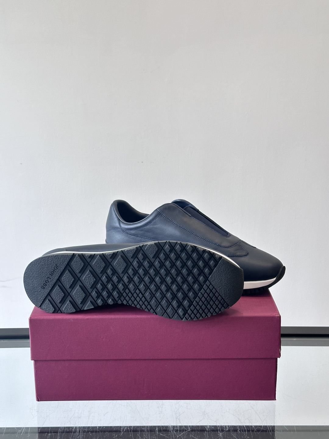 John Lobb 男士休闲运动🏋️鞋，选用细腻牛皮革，低调配色+胶鞋底，简约又高级。鞋面缝线精致，细节