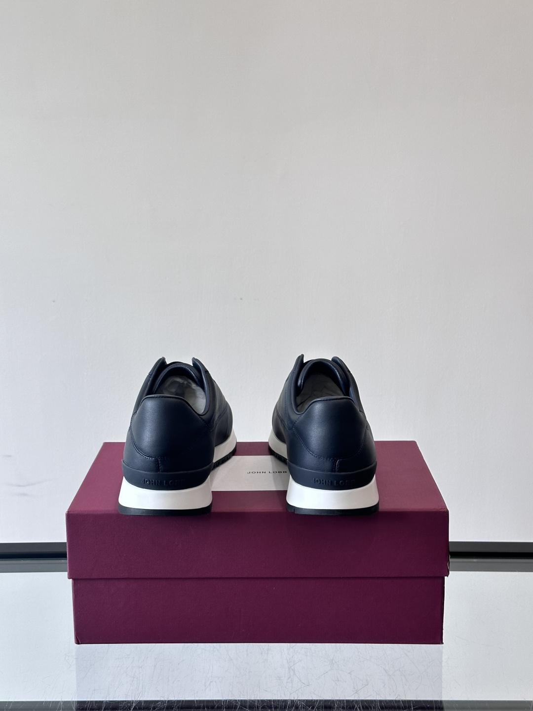 John Lobb 男士休闲运动🏋️鞋，选用细腻牛皮革，低调配色+胶鞋底，简约又高级。鞋面缝线精致，细节