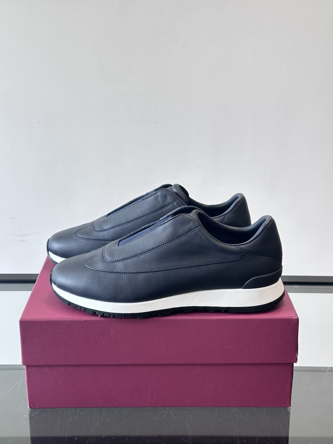 John Lobb 男士休闲运动🏋️鞋，选用细腻牛皮革，低调配色+胶鞋底，简约又高级。鞋面缝线精致，细节