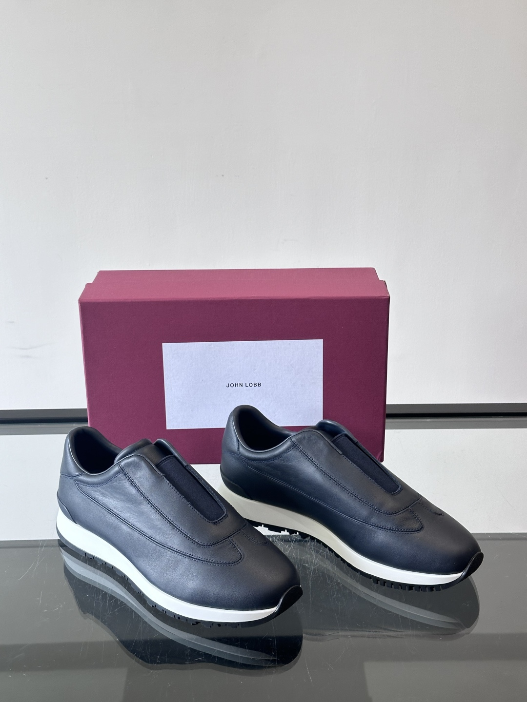 John Lobb 男士休闲运动🏋️鞋，选用细腻牛皮革，低调配色+胶鞋底，简约又高级。鞋面缝线精致，细节