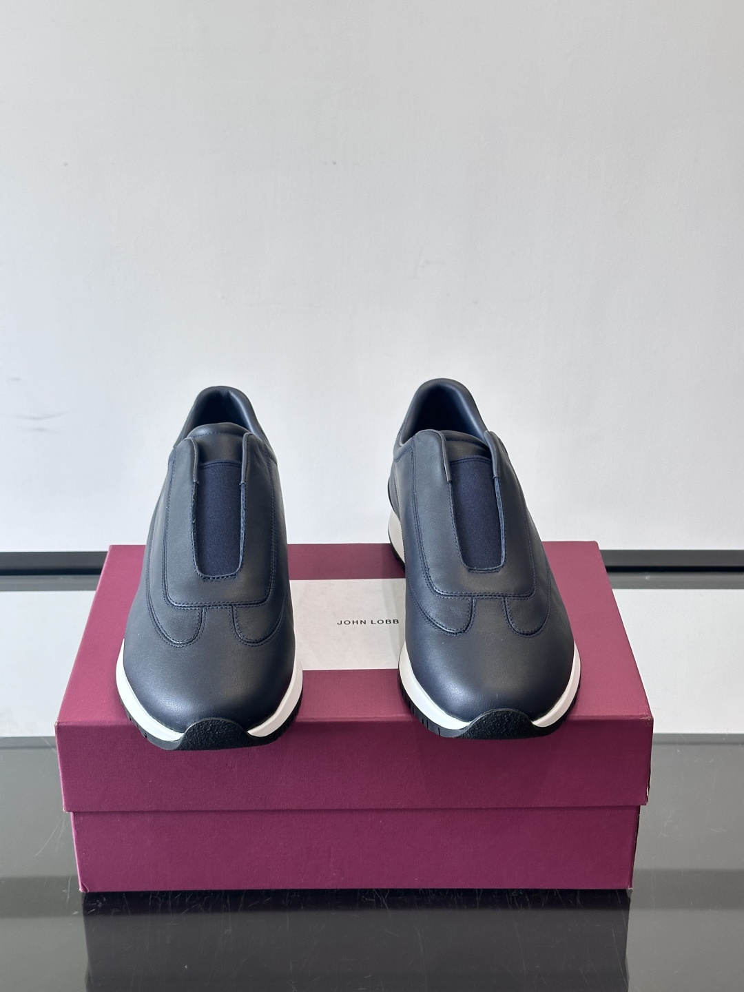 John Lobb 男士休闲运动🏋️鞋，选用细腻牛皮革，低调配色+胶鞋底，简约又高级。鞋面缝线精致，细节