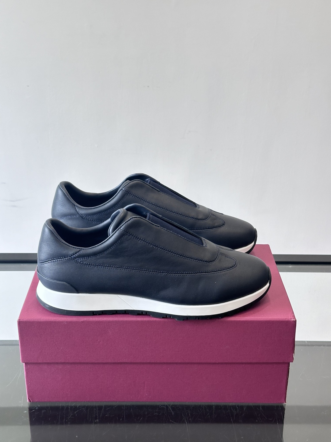 John Lobb 男士休闲运动🏋️鞋，选用细腻牛皮革，低调配色+胶鞋底，简约又高级。鞋面缝线精致，细节