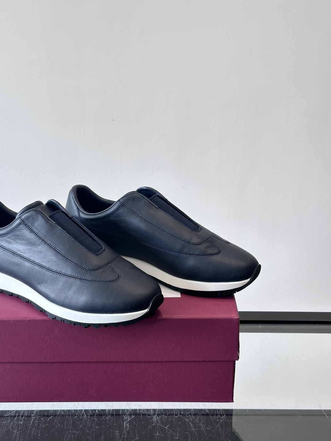 John Lobb 男士休闲运动🏋️鞋，选用细腻牛皮革，低调配色+胶鞋底，简约又高级。鞋面缝线精致，细节