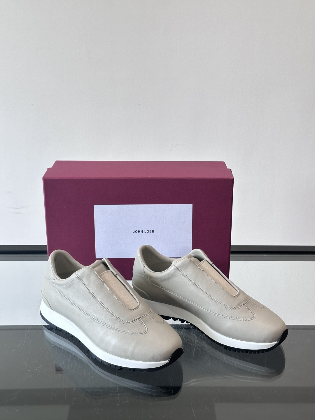 John Lobb 男士休闲运动🏋️鞋，选用细腻牛皮革，低调配色+胶鞋底，简约又高级。鞋面缝线精致，细节