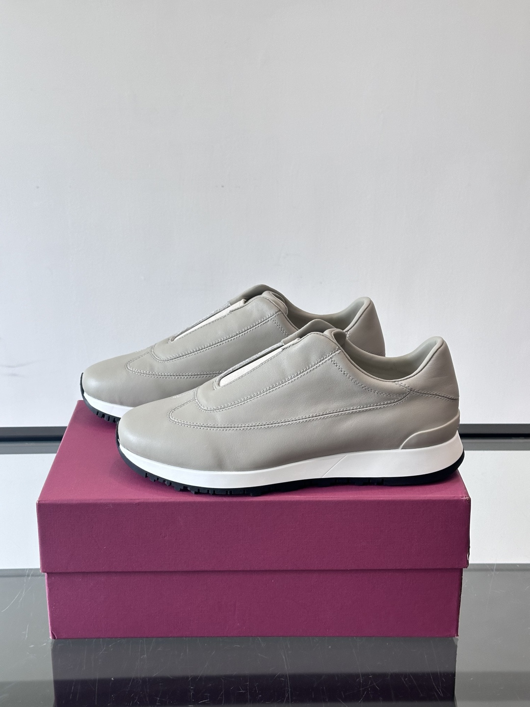 John Lobb 男士休闲运动🏋️鞋，选用细腻牛皮革，低调配色+胶鞋底，简约又高级。鞋面缝线精致，细节