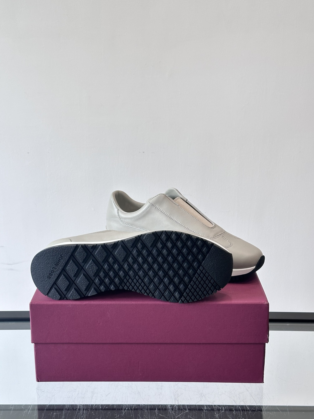 John Lobb 男士休闲运动🏋️鞋，选用细腻牛皮革，低调配色+胶鞋底，简约又高级。鞋面缝线精致，细节