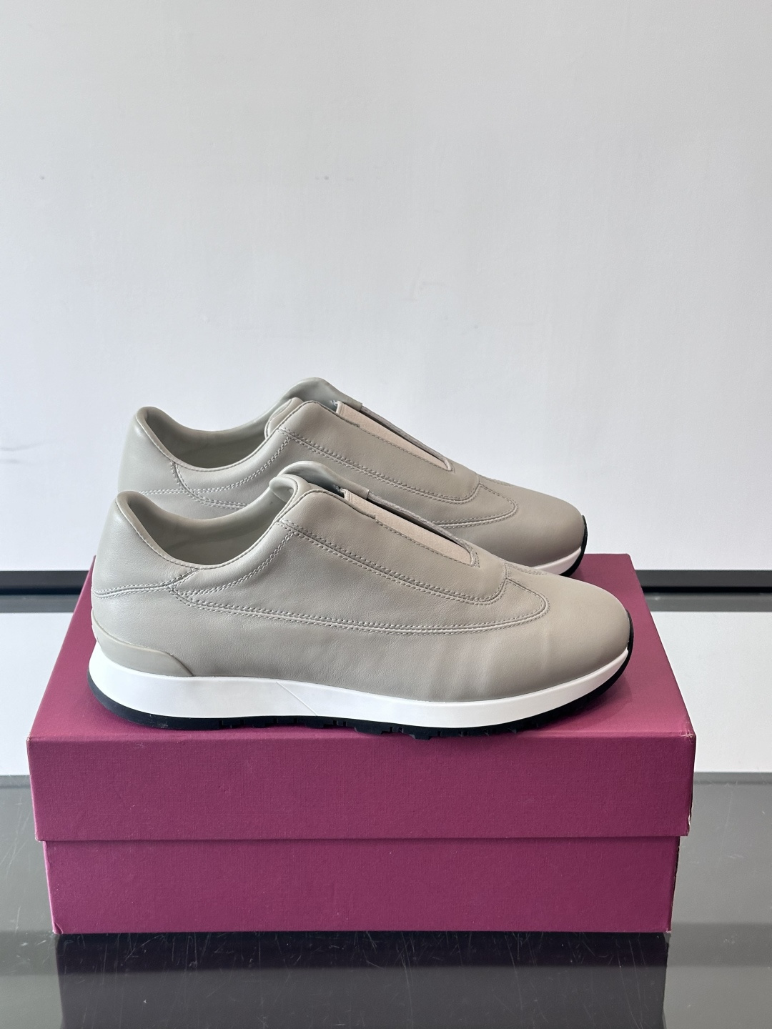 John Lobb 男士休闲运动🏋️鞋，选用细腻牛皮革，低调配色+胶鞋底，简约又高级。鞋面缝线精致，细节