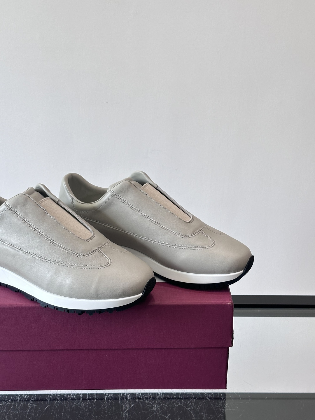 John Lobb 男士休闲运动🏋️鞋，选用细腻牛皮革，低调配色+胶鞋底，简约又高级。鞋面缝线精致，细节