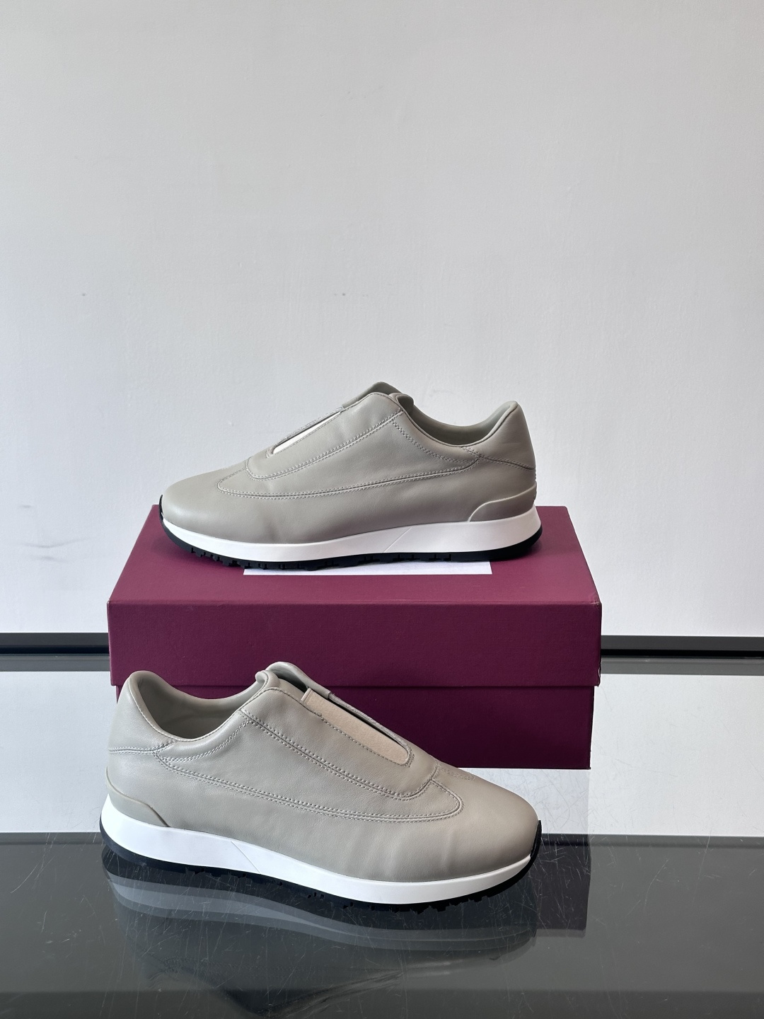 John Lobb 男士休闲运动🏋️鞋，选用细腻牛皮革，低调配色+胶鞋底，简约又高级。鞋面缝线精致，细节