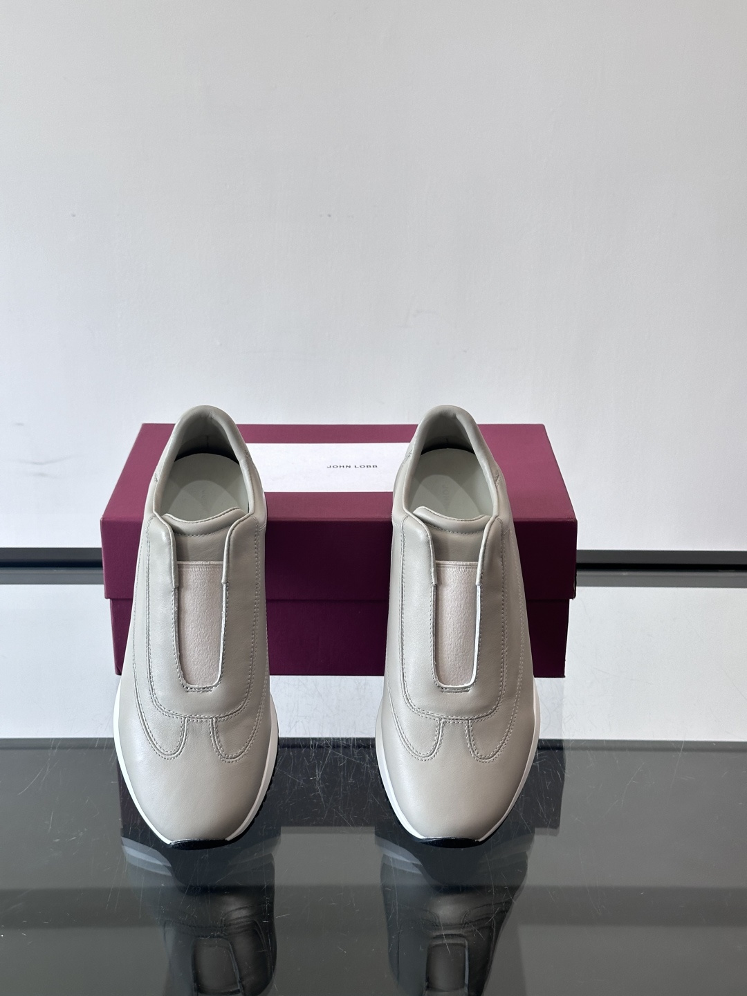 John Lobb 男士休闲运动🏋️鞋，选用细腻牛皮革，低调配色+胶鞋底，简约又高级。鞋面缝线精致，细节