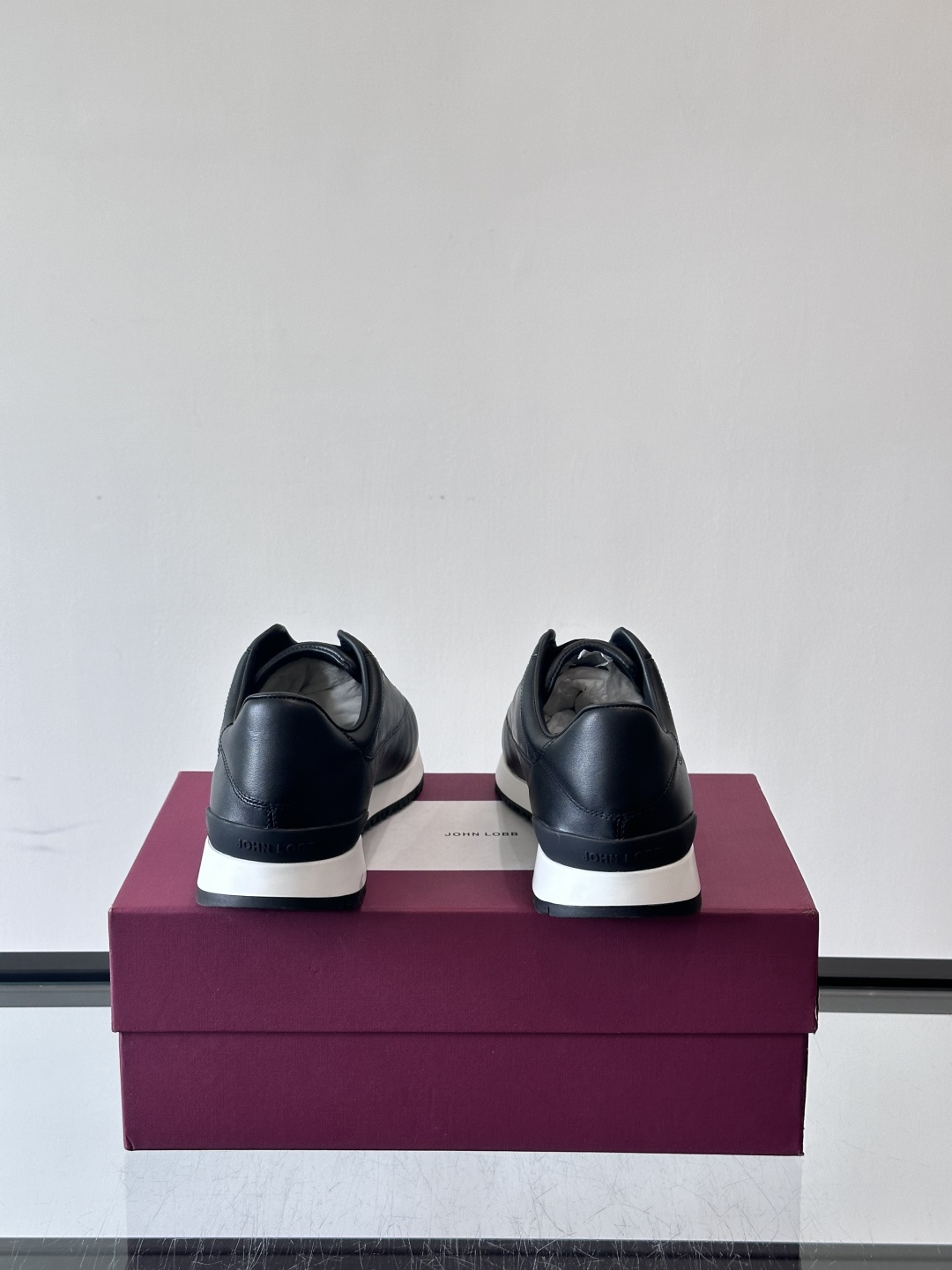 John Lobb 男士休闲运动🏋️鞋，选用细腻牛皮革，低调配色+胶鞋底，简约又高级。鞋面缝线精致，细节