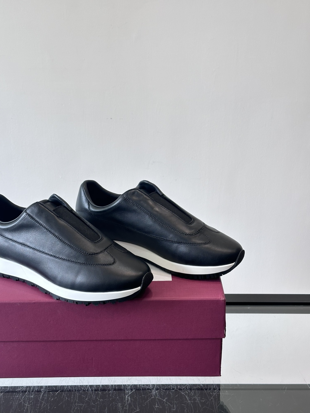 John Lobb 男士休闲运动🏋️鞋，选用细腻牛皮革，低调配色+胶鞋底，简约又高级。鞋面缝线精致，细节