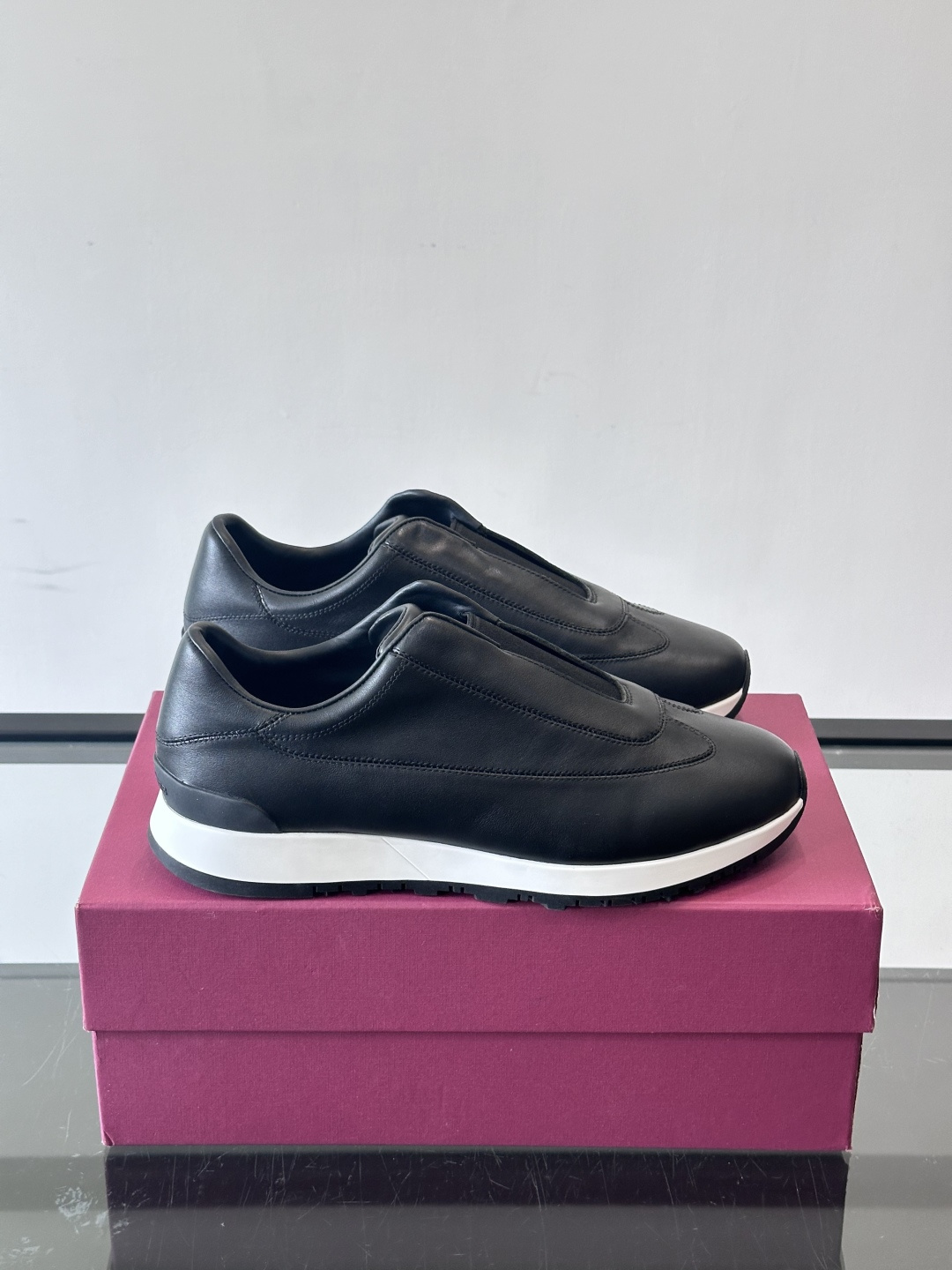 John Lobb 男士休闲运动🏋️鞋，选用细腻牛皮革，低调配色+胶鞋底，简约又高级。鞋面缝线精致，细节