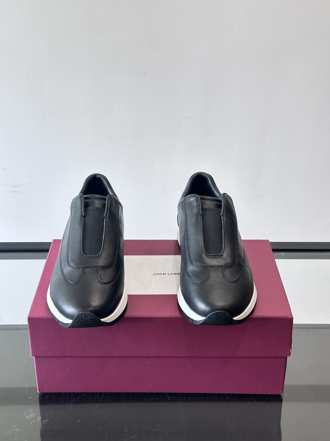 John Lobb 男士休闲运动🏋️鞋，选用细腻牛皮革，低调配色+胶鞋底，简约又高级。鞋面缝线精致，细节