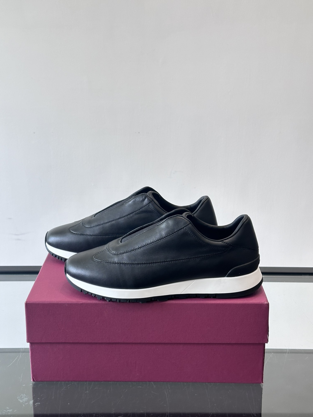 John Lobb 男士休闲运动🏋️鞋，选用细腻牛皮革，低调配色+胶鞋底，简约又高级。鞋面缝线精致，细节