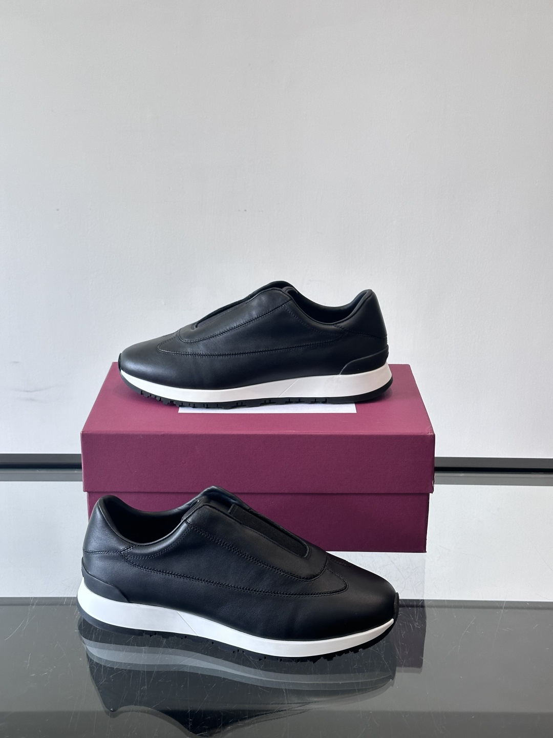 John Lobb 男士休闲运动🏋️鞋，选用细腻牛皮革，低调配色+胶鞋底，简约又高级。鞋面缝线精致，细节