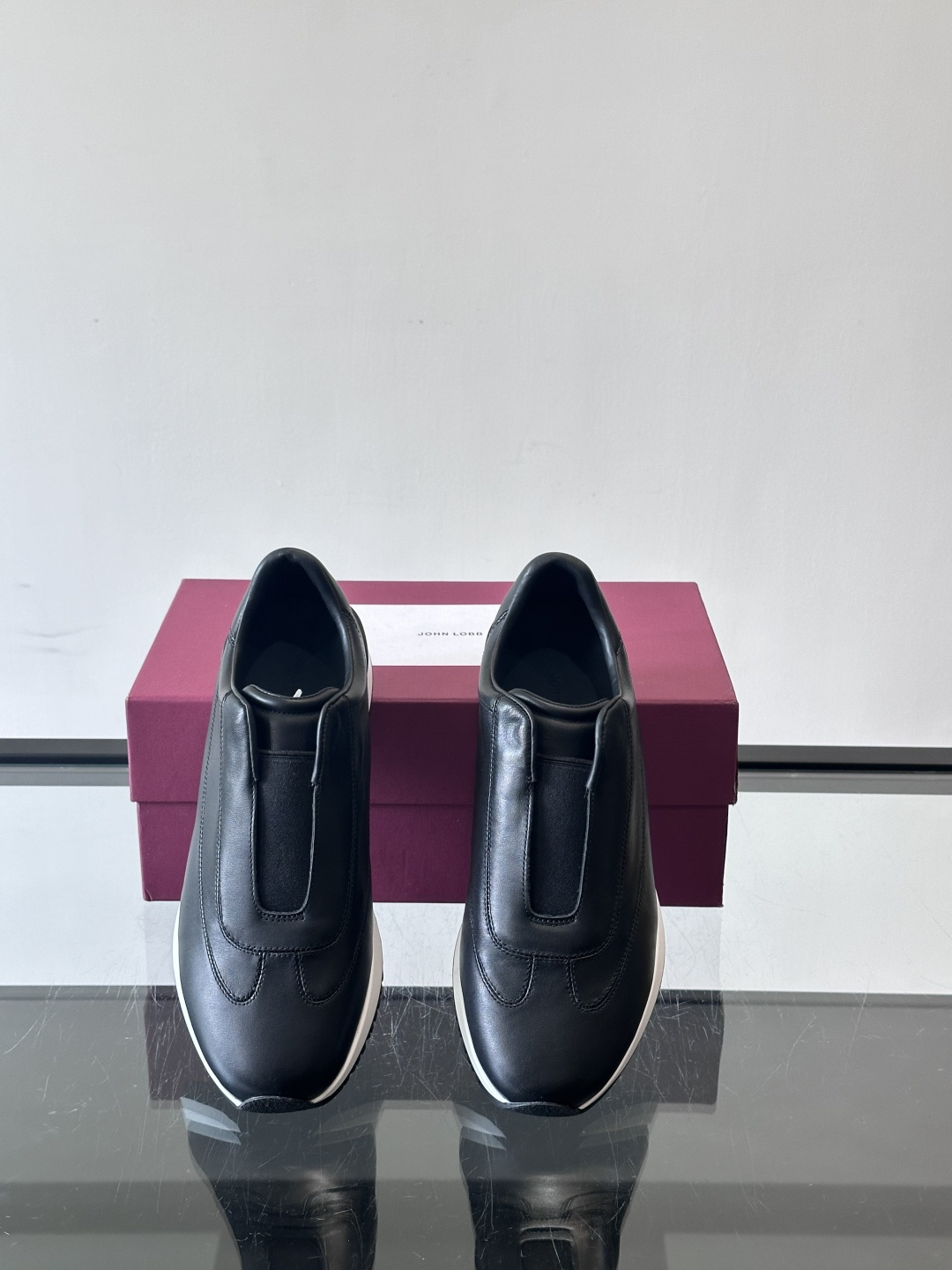 John Lobb 男士休闲运动🏋️鞋，选用细腻牛皮革，低调配色+胶鞋底，简约又高级。鞋面缝线精致，细节