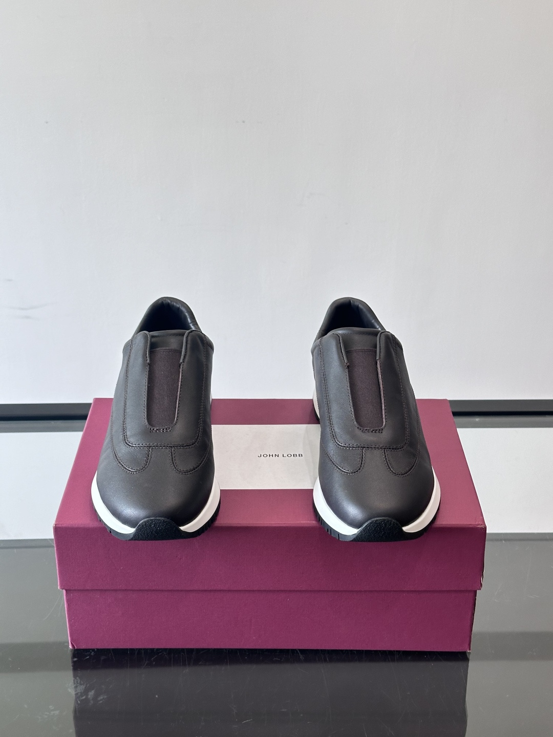 John Lobb 男士休闲运动🏋️鞋，选用细腻牛皮革，低调配色+胶鞋底，简约又高级。鞋面缝线精致，细节