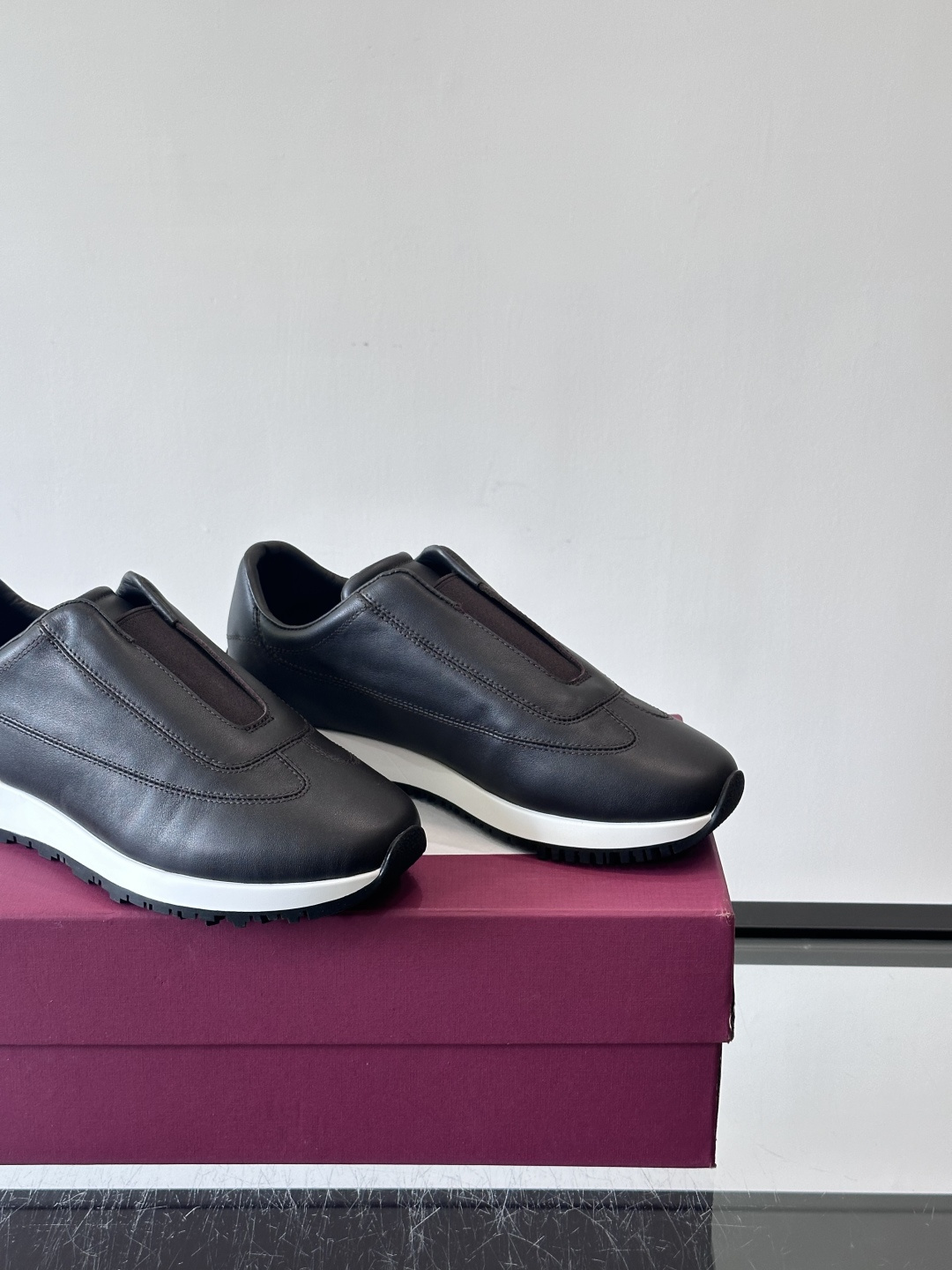 John Lobb 男士休闲运动🏋️鞋，选用细腻牛皮革，低调配色+胶鞋底，简约又高级。鞋面缝线精致，细节