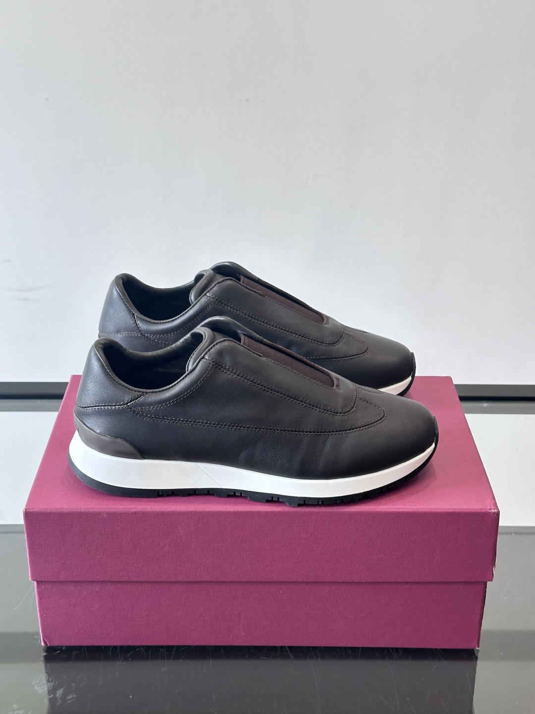 John Lobb 男士休闲运动🏋️鞋，选用细腻牛皮革，低调配色+胶鞋底，简约又高级。鞋面缝线精致，细节