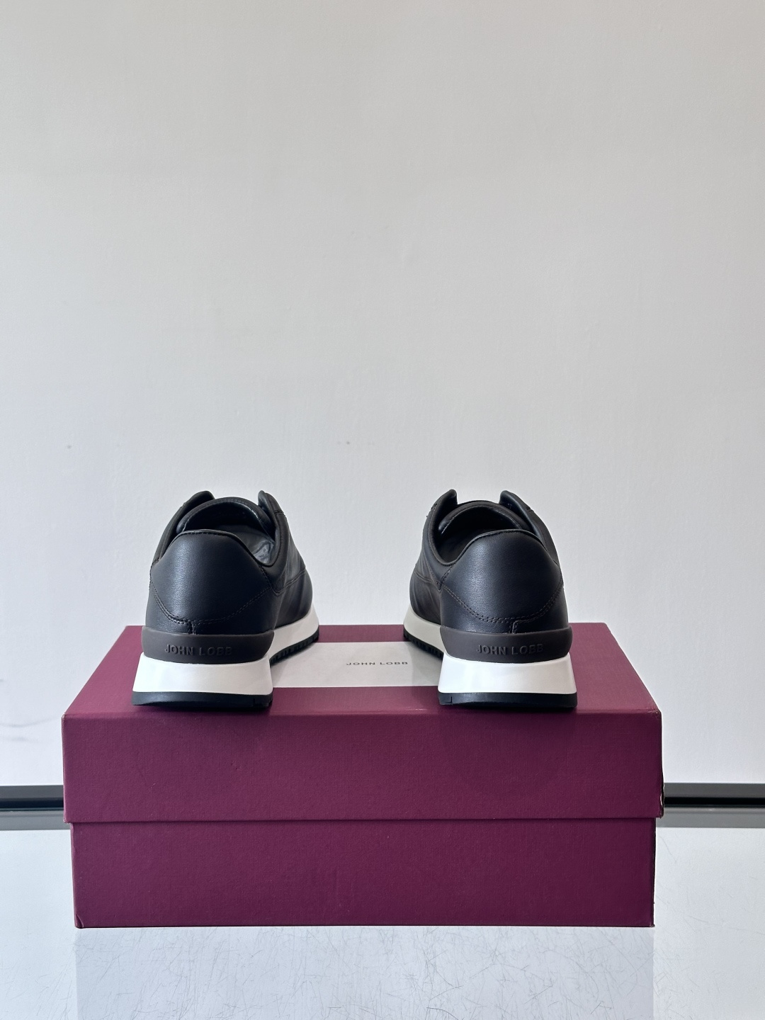 John Lobb 男士休闲运动🏋️鞋，选用细腻牛皮革，低调配色+胶鞋底，简约又高级。鞋面缝线精致，细节