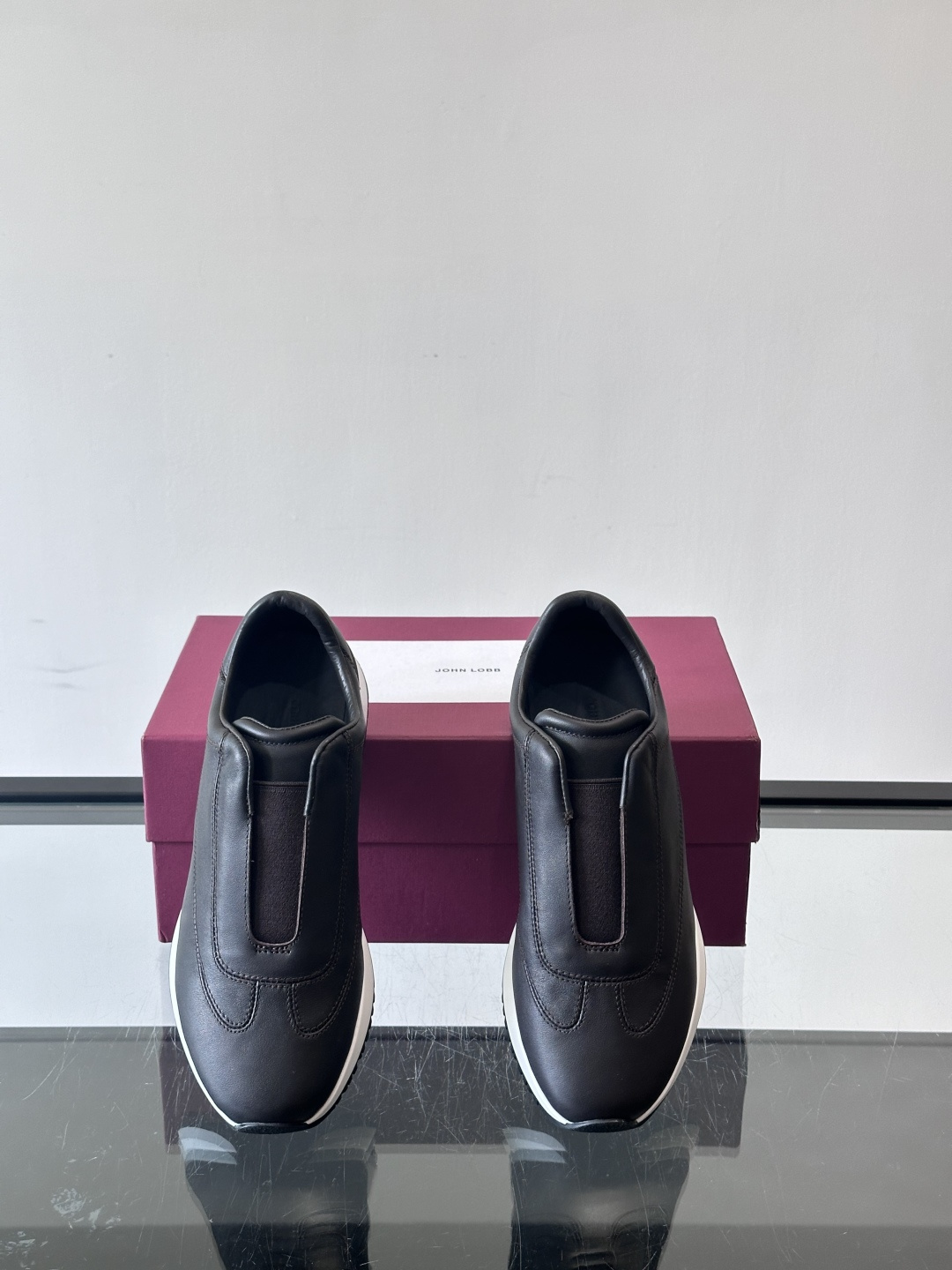 John Lobb 男士休闲运动🏋️鞋，选用细腻牛皮革，低调配色+胶鞋底，简约又高级。鞋面缝线精致，细节
