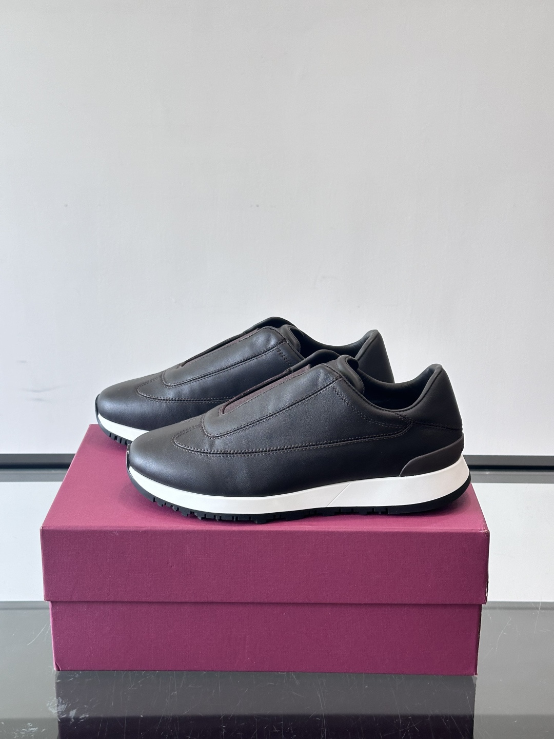 John Lobb 男士休闲运动🏋️鞋，选用细腻牛皮革，低调配色+胶鞋底，简约又高级。鞋面缝线精致，细节