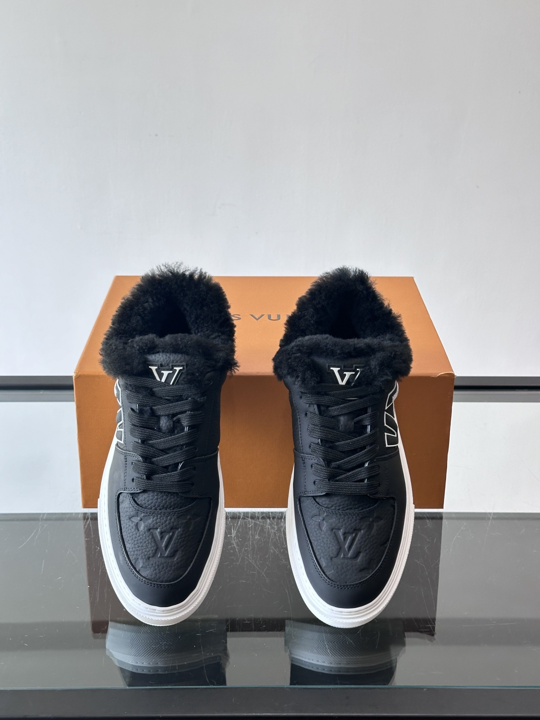 lv男士🫏毛绒板鞋，低帮设计，鞋面拼接牛皮革+毛绒，内衬柔软毛绒，秋冬穿超暖！鞋侧品牌标志，简约又有辨识