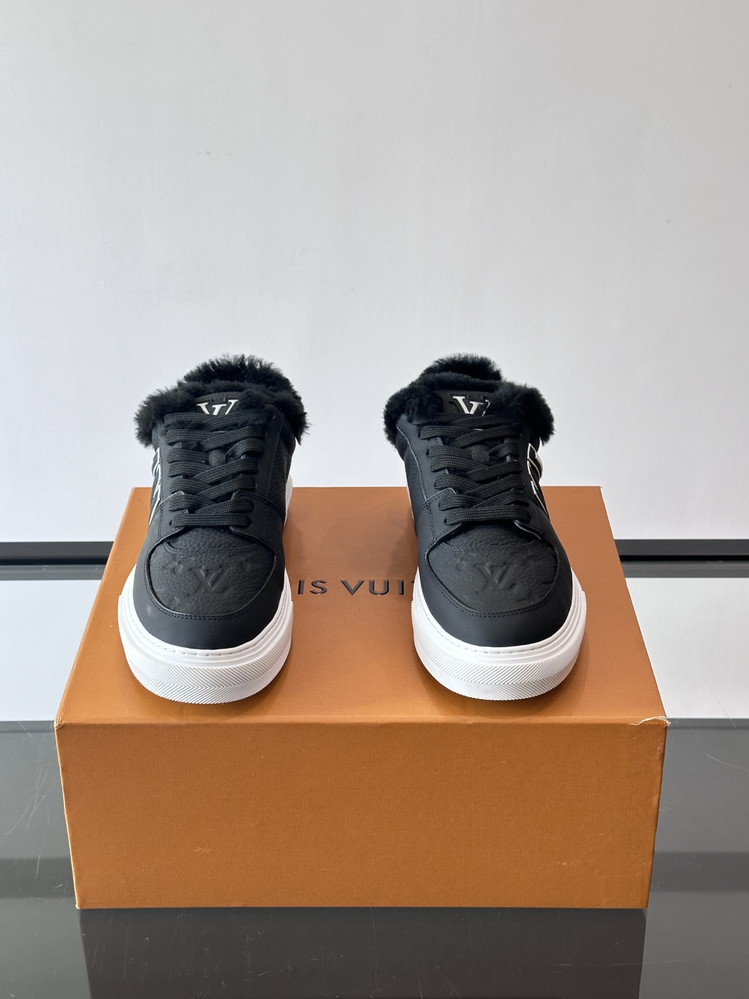 lv男士🫏毛绒板鞋，低帮设计，鞋面拼接牛皮革+毛绒，内衬柔软毛绒，秋冬穿超暖！鞋侧品牌标志，简约又有辨识