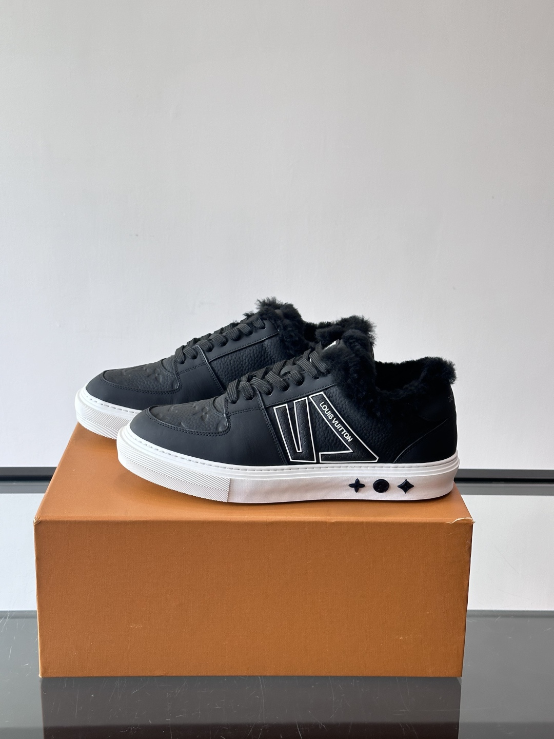 lv男士🫏毛绒板鞋，低帮设计，鞋面拼接牛皮革+毛绒，内衬柔软毛绒，秋冬穿超暖！鞋侧品牌标志，简约又有辨识