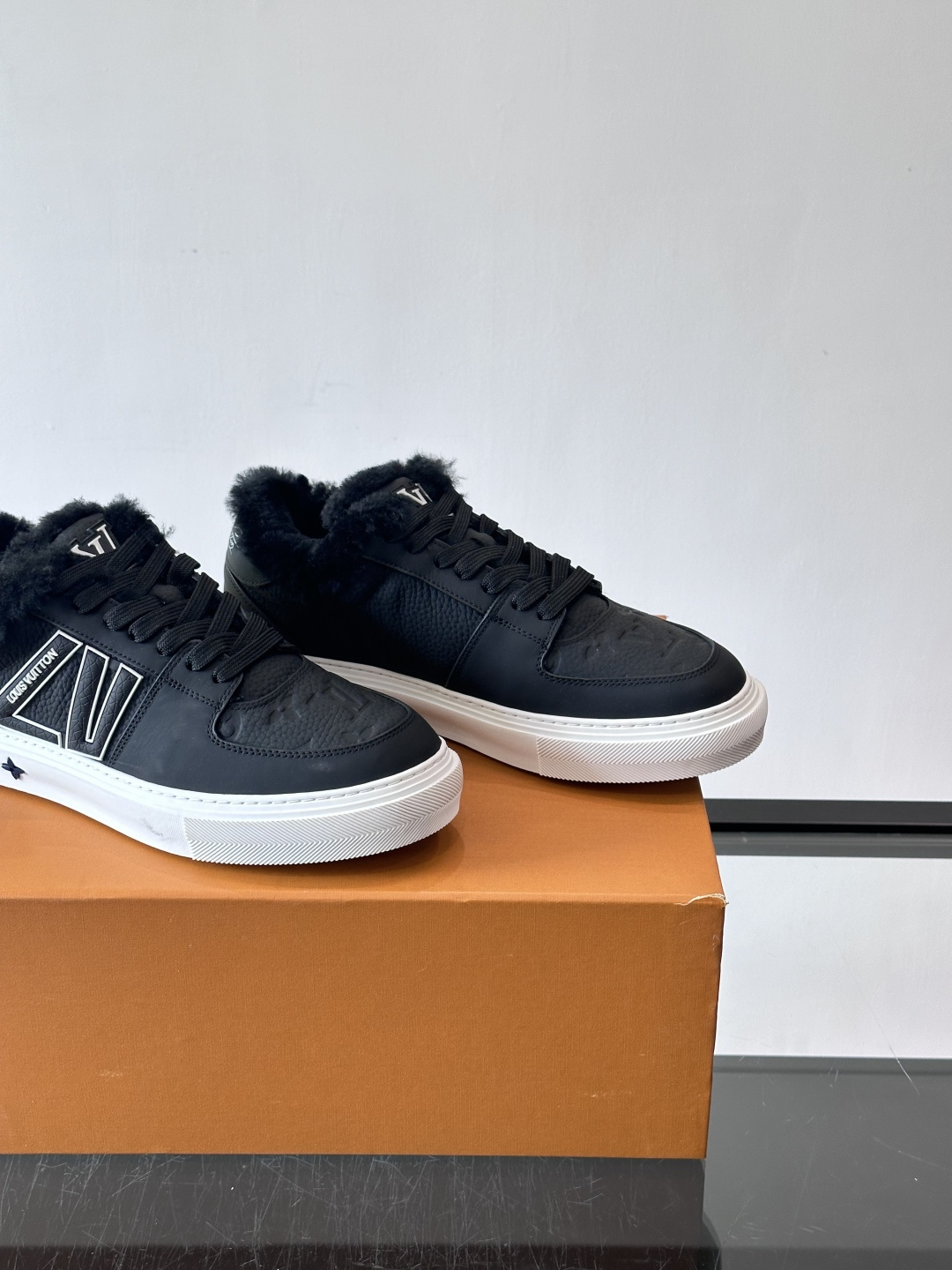 lv男士🫏毛绒板鞋，低帮设计，鞋面拼接牛皮革+毛绒，内衬柔软毛绒，秋冬穿超暖！鞋侧品牌标志，简约又有辨识
