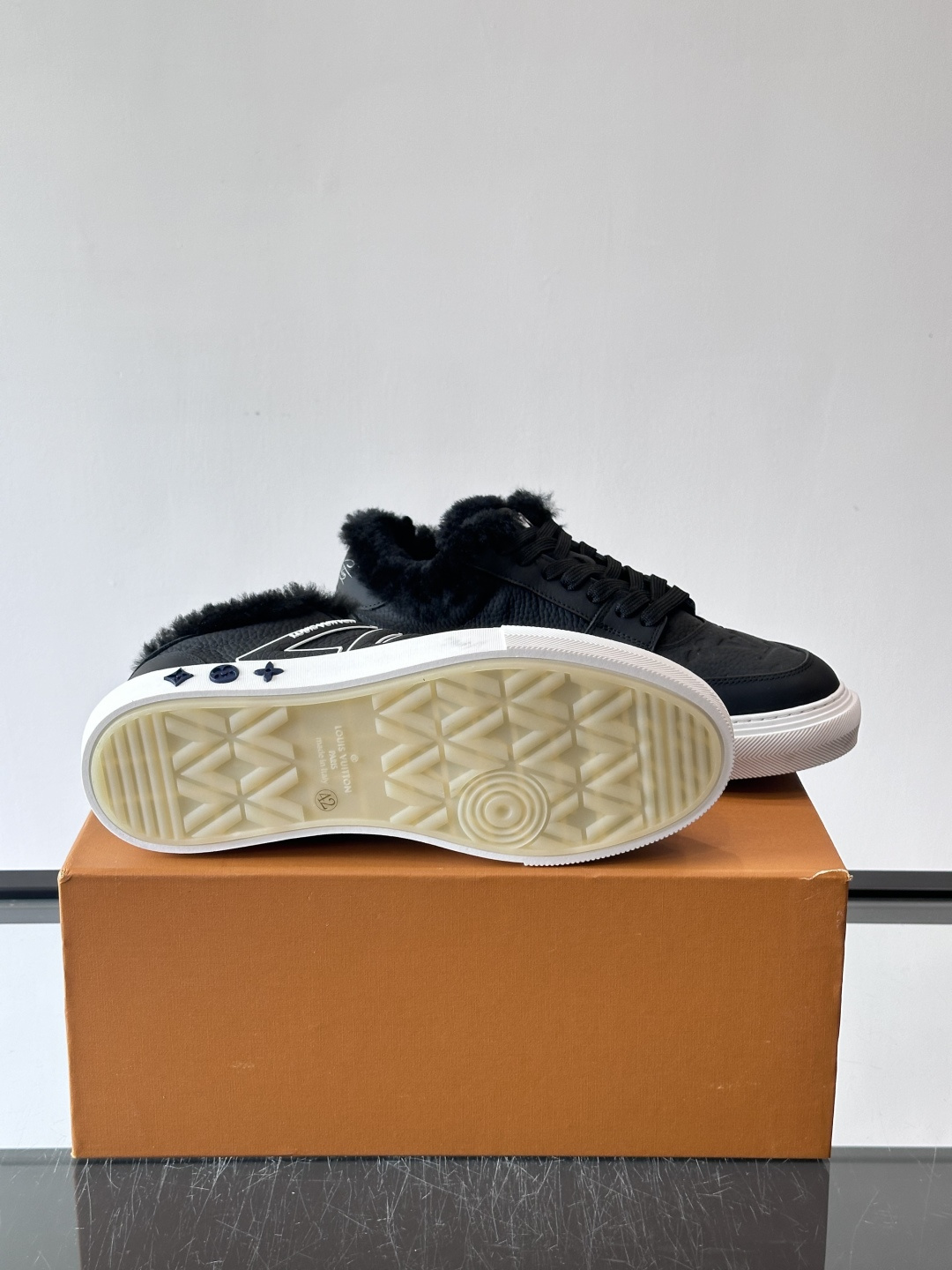 lv男士🫏毛绒板鞋，低帮设计，鞋面拼接牛皮革+毛绒，内衬柔软毛绒，秋冬穿超暖！鞋侧品牌标志，简约又有辨识