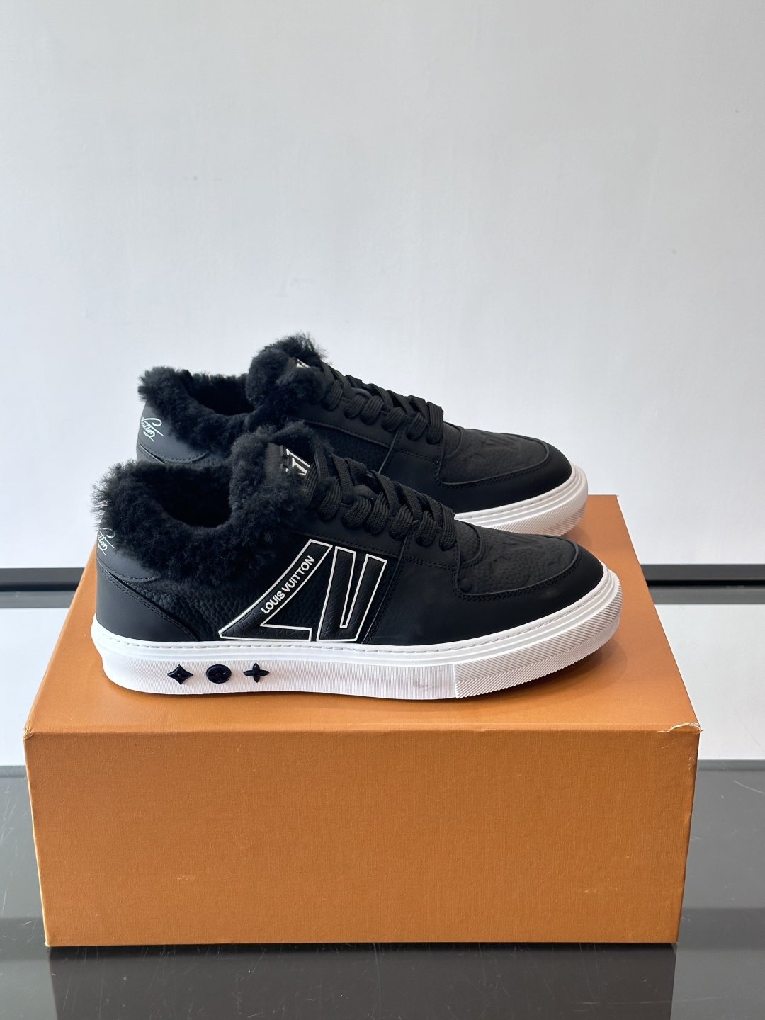 lv男士🫏毛绒板鞋，低帮设计，鞋面拼接牛皮革+毛绒，内衬柔软毛绒，秋冬穿超暖！鞋侧品牌标志，简约又有辨识
