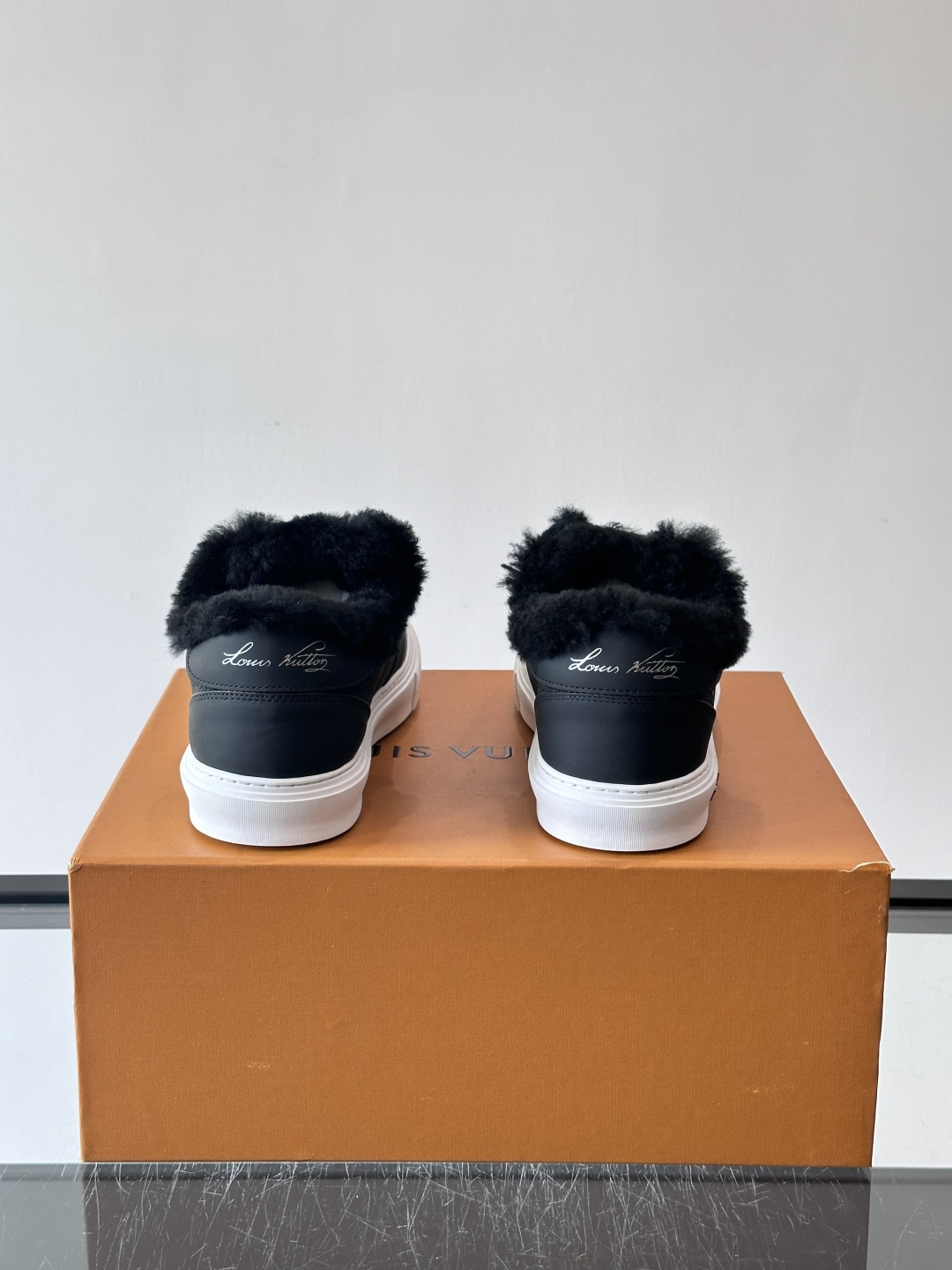 lv男士🫏毛绒板鞋，低帮设计，鞋面拼接牛皮革+毛绒，内衬柔软毛绒，秋冬穿超暖！鞋侧品牌标志，简约又有辨识