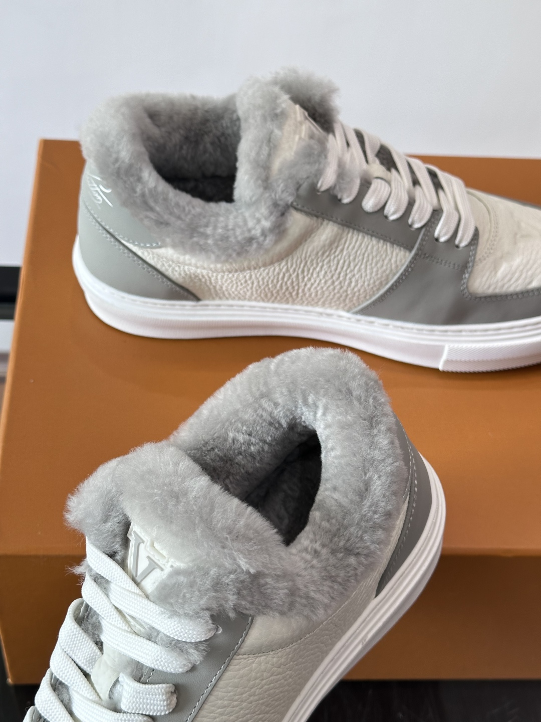 lv男士🫏毛绒板鞋，低帮设计，鞋面拼接牛皮革+毛绒，内衬柔软毛绒，秋冬穿超暖！鞋侧品牌标志，简约又有辨识