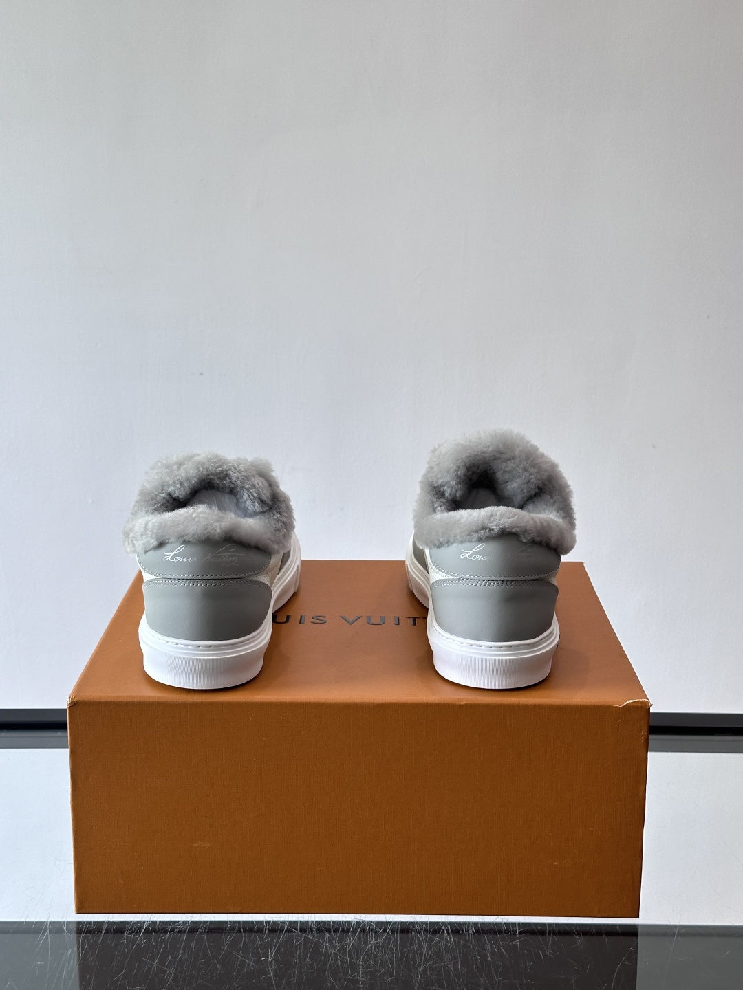 lv男士🫏毛绒板鞋，低帮设计，鞋面拼接牛皮革+毛绒，内衬柔软毛绒，秋冬穿超暖！鞋侧品牌标志，简约又有辨识