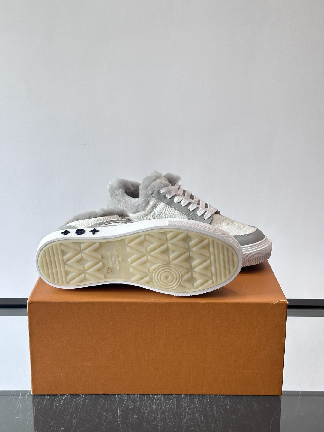 lv男士🫏毛绒板鞋，低帮设计，鞋面拼接牛皮革+毛绒，内衬柔软毛绒，秋冬穿超暖！鞋侧品牌标志，简约又有辨识