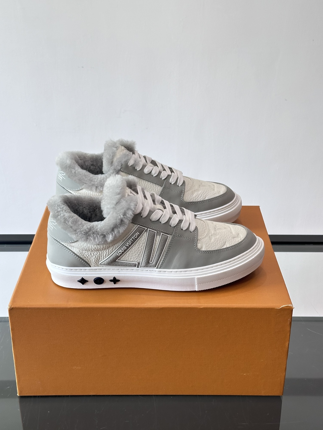 lv男士🫏毛绒板鞋，低帮设计，鞋面拼接牛皮革+毛绒，内衬柔软毛绒，秋冬穿超暖！鞋侧品牌标志，简约又有辨识