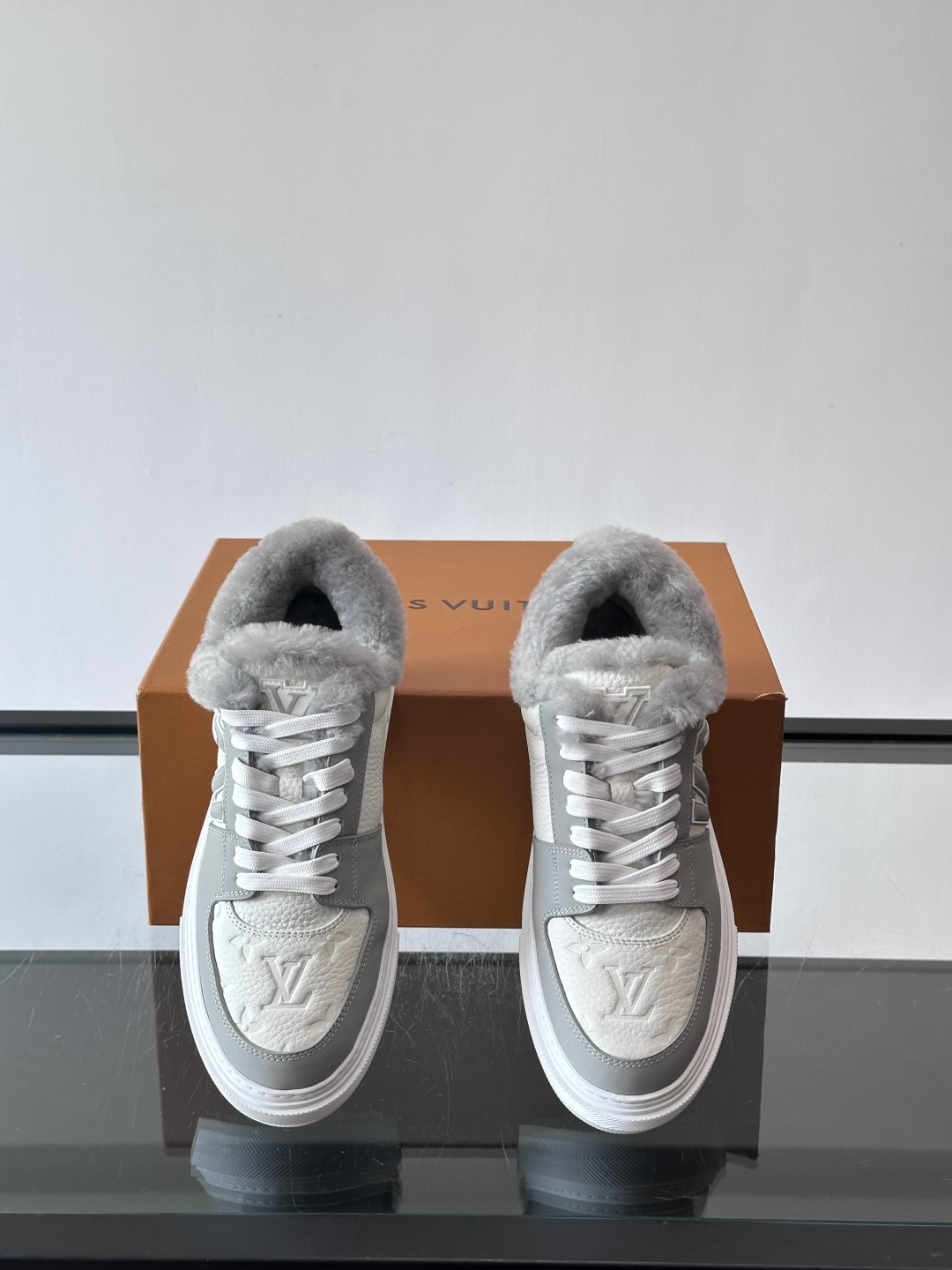 lv男士🫏毛绒板鞋，低帮设计，鞋面拼接牛皮革+毛绒，内衬柔软毛绒，秋冬穿超暖！鞋侧品牌标志，简约又有辨识