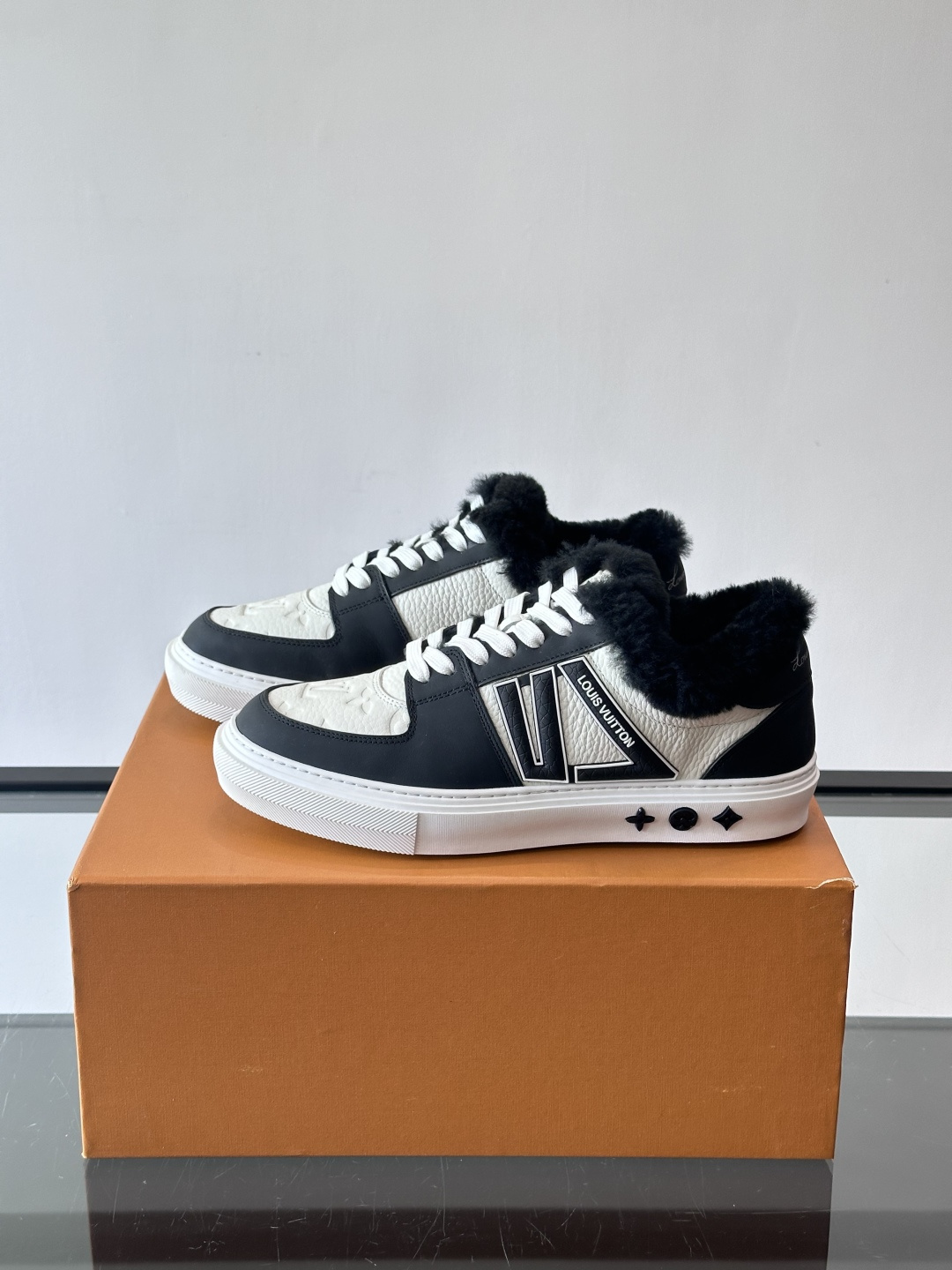 lv男士🫏毛绒板鞋，低帮设计，鞋面拼接牛皮革+毛绒，内衬柔软毛绒，秋冬穿超暖！鞋侧品牌标志，简约又有辨识